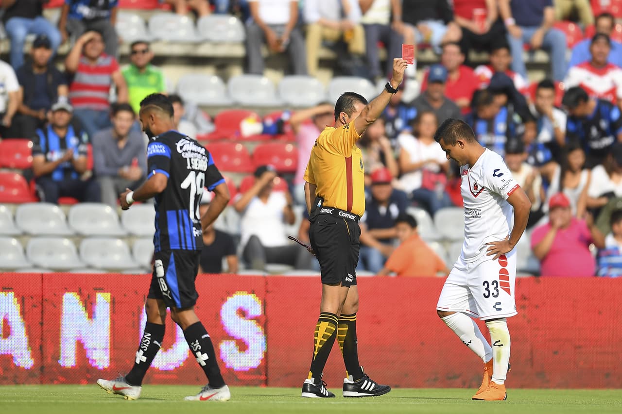 La expulsión con roja directa del mediocampista Carlos Gutiérrez (derecha) a los cinco minutos, condicionó el juego de Veracruz.