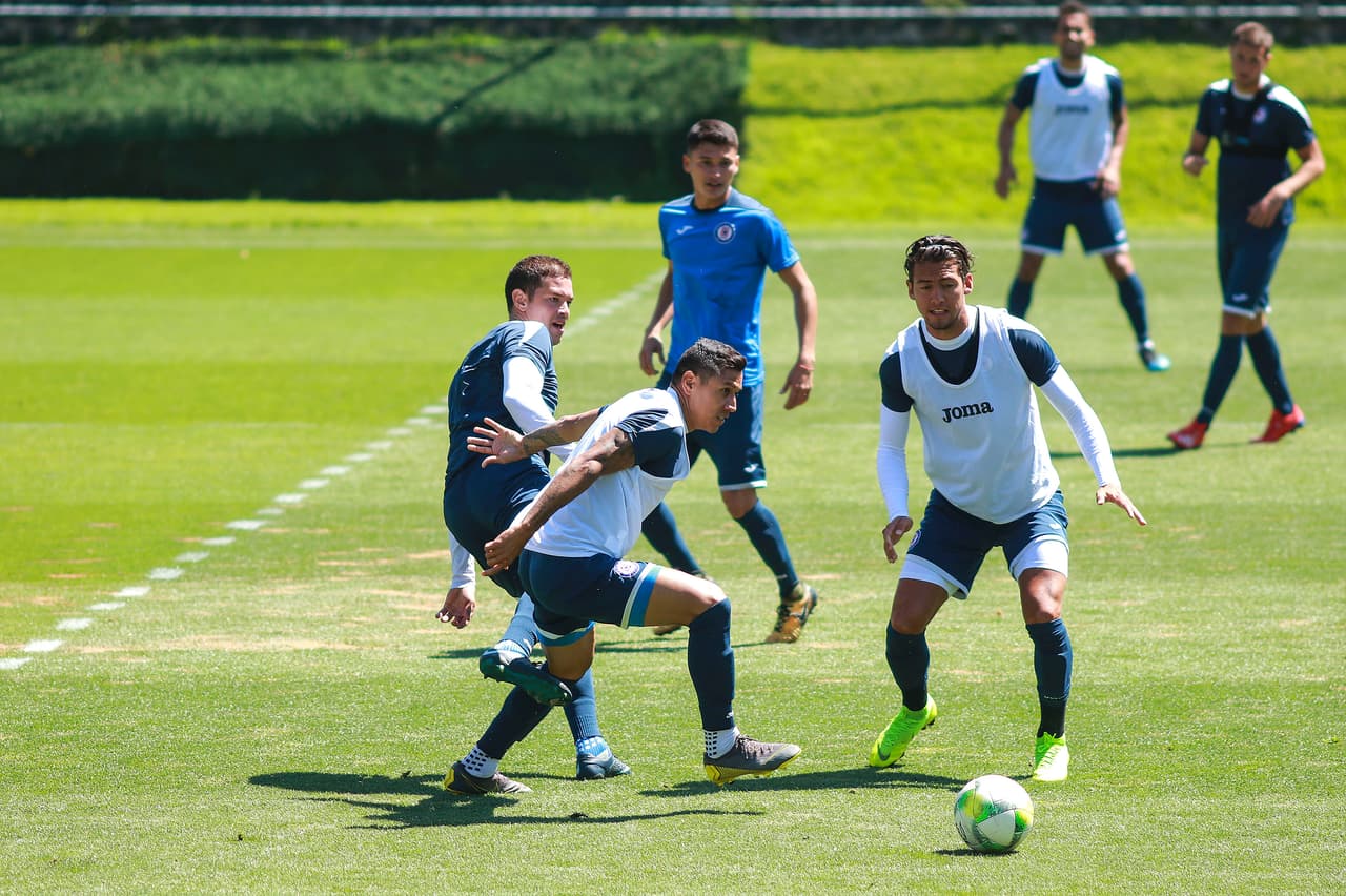 Cruz Azul, se´ptimo en el Clausura 2019, visitará a Monterrey con el reto de sumar para sostenerse en el grupo de Liguilla. Por eso, se entrena para ajustar detalles bajo la batuta de Pedro Caixinha y la mirada del presidente Ricardo Peláez.