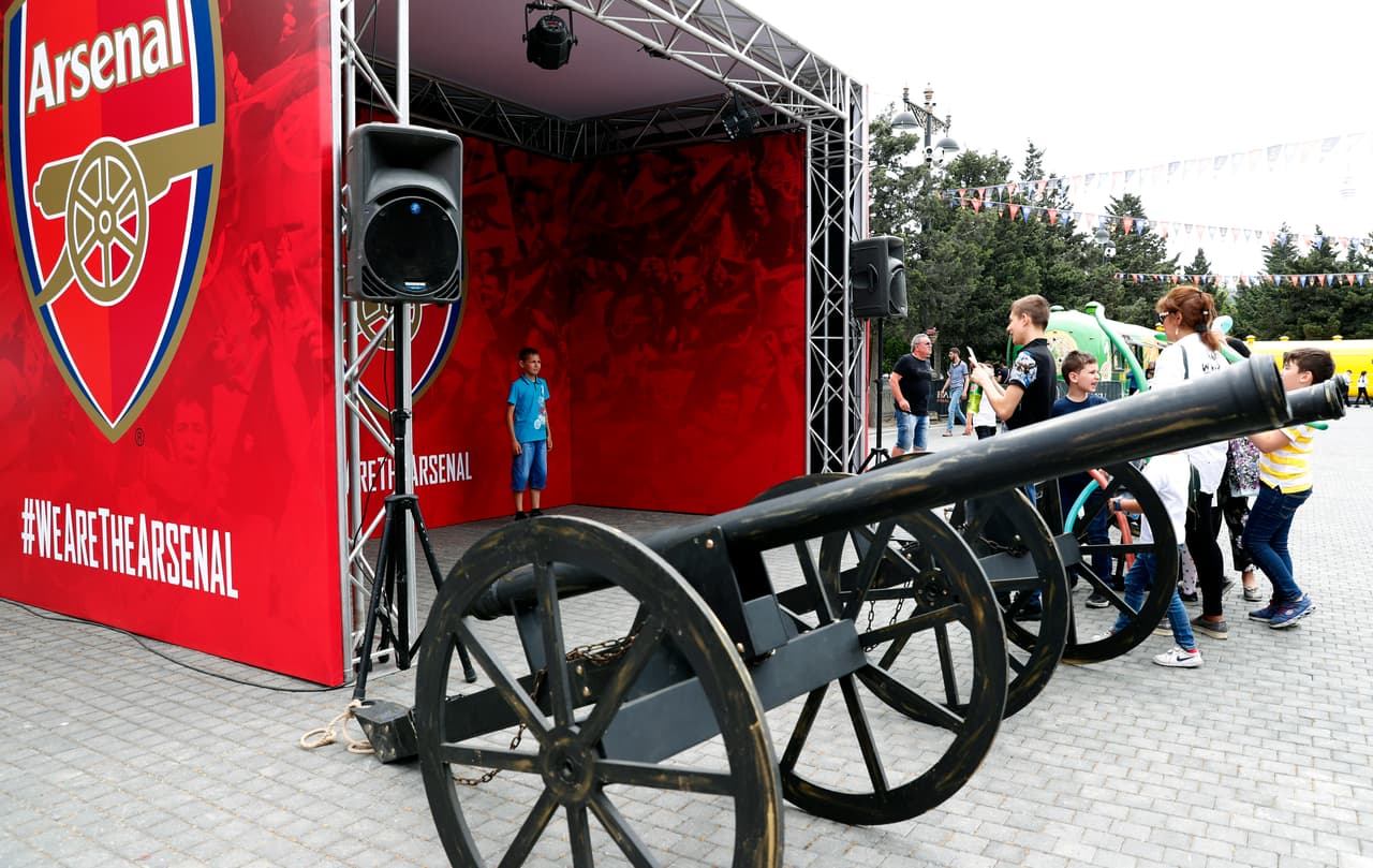 En la principal vía comercial, algunas macetas en forma de balones de fútbol constituían el único indicio de que va a haber un partido.