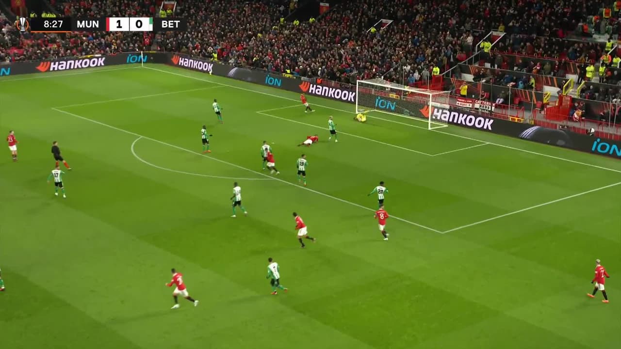 ¡TIRO ATAJADO! disparo por Wout Weghorst.