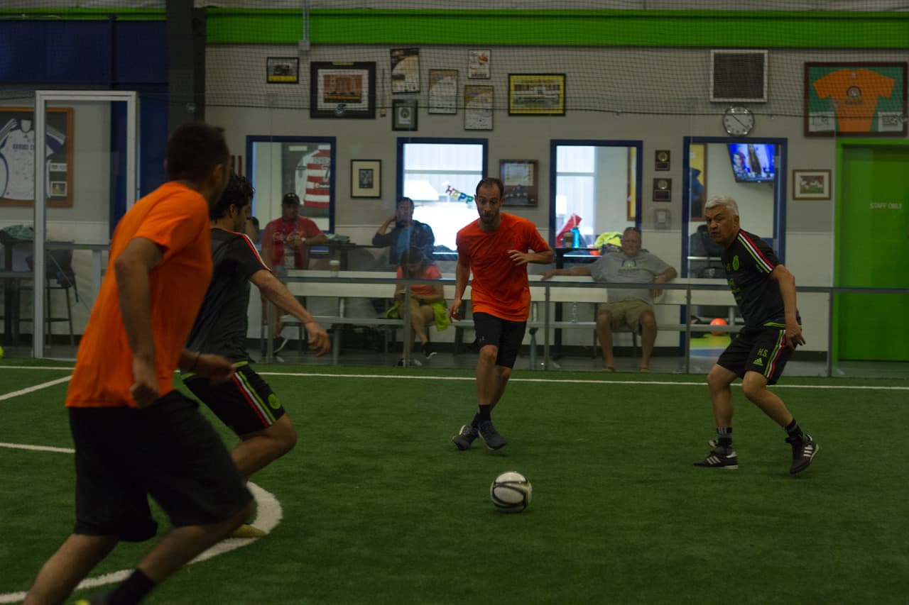 El cuerpo técnico del Tri, con un esquema táctico basado en rotaciones, tocó el balón a su antojo y venció 11-6 a los comentaristas de Univision y Televisa esta mañana en Boulder, Colorado, en un partido lleno de intensidad y camaradería.