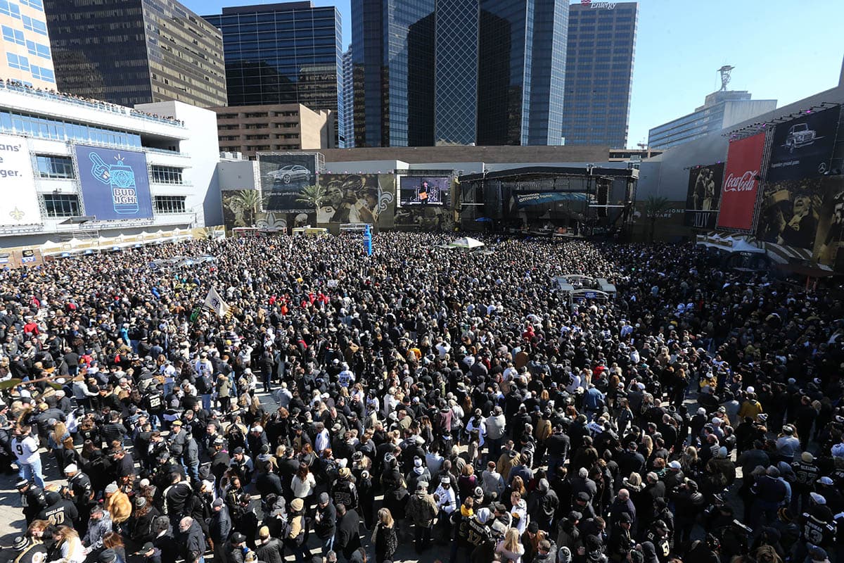 Desde tempranas horas los fanáticos se congregaron en el fan fest en los alrededores del Superdome.