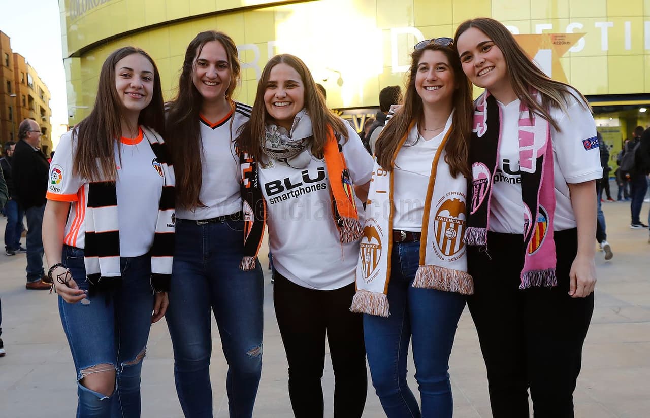 El clásico de la Comunidad valenciana entre el Villarreal y el Valencia, por la UEFA Europa League, se vivió con mucho color este jueves en las cercanías del estadio de La Cerámica entre ambas aficiones.