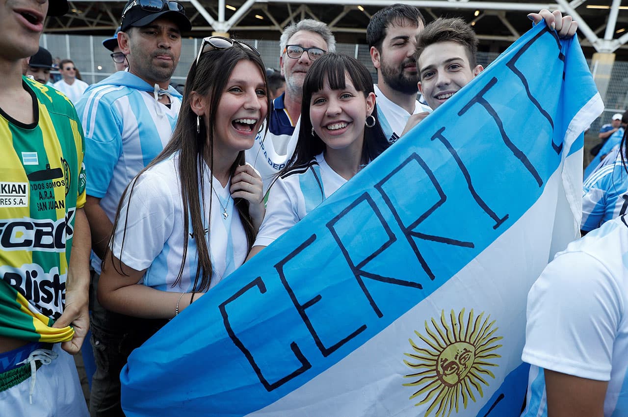 Los fanáticos de la Albiceleste confían en Lionel Messi para que Argentina logre la clasificación contra Catar en la Arena do Gremio de Porto Alegre.