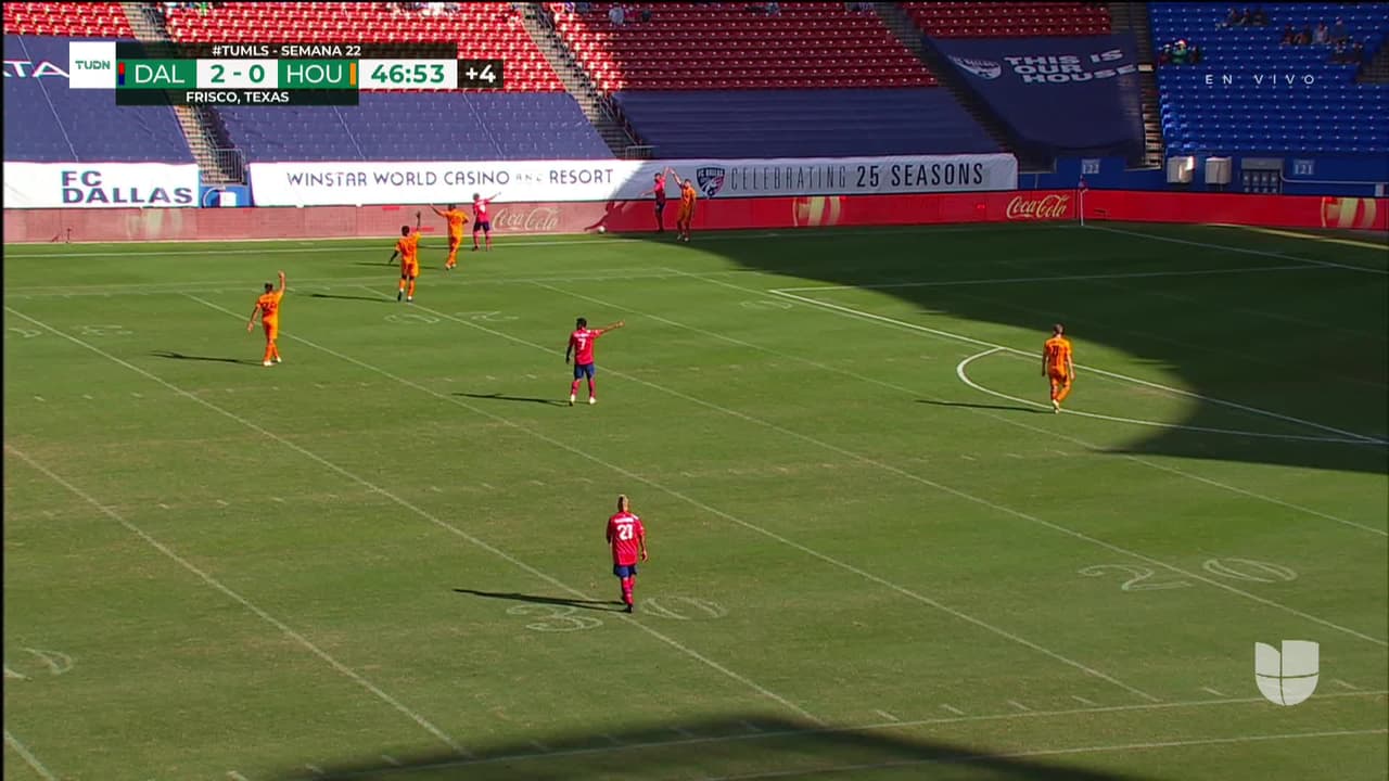 Tarjeta amarilla. El árbitro amonesta a José Bizama de Houston Dynamo FC.