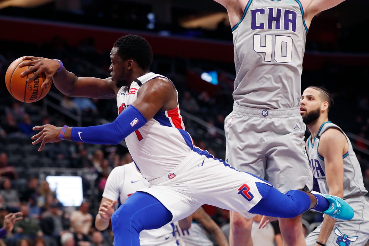 <b>Charlotte Hornets 87-76 Detroit Pistons.</b> Reggie Jackson hace un pase de fantasía sobre Cody Zeller en el encuentro que perdió su equipo ante los Hornets.