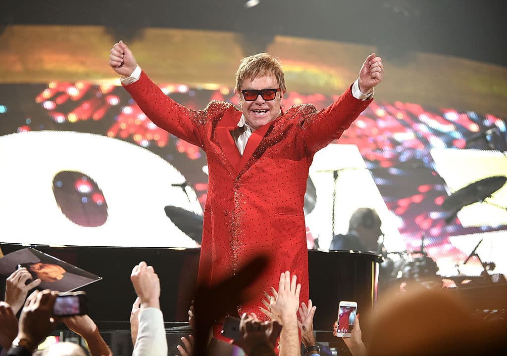 Reginald Kenneth Dwight, como dicta su nombre de pila, organiza por tradición una fiesta en el marco de los Oscar.