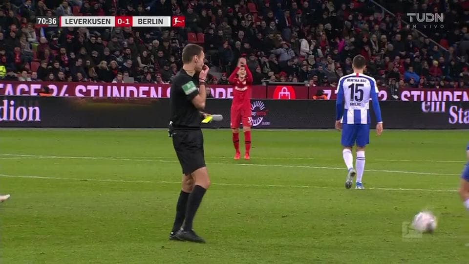 Tarjeta amarilla. El árbitro amonesta a Kevin Volland de Bayer 04 Leverkusen