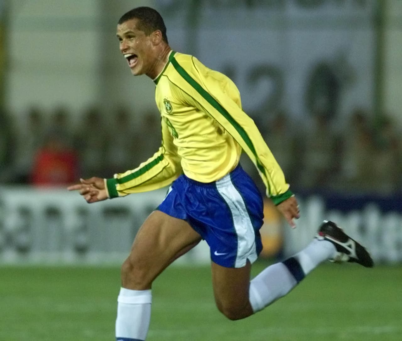 Rivaldo - En 1999 la selección de Brasil se quedó con la Copa América en Paraguay tras vencer en la final a Uruguay y el poderoso delantero llevaba el gafete de capitán.