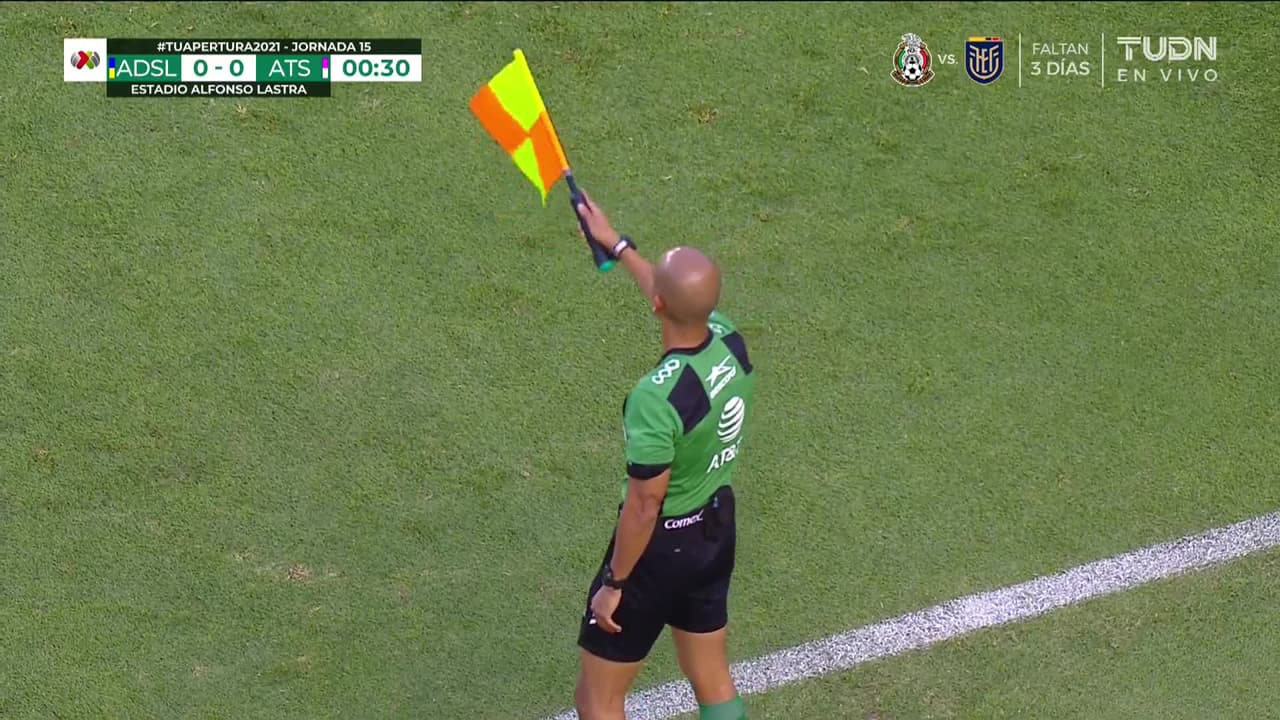 Arranca el partido y la pelota está en juego.