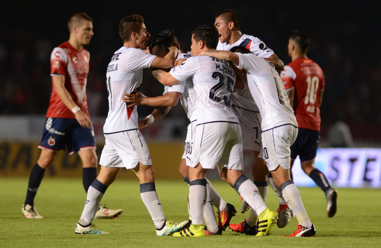 Chivas rompió una racha de no ganar en el puerto jarocho ante Veracruz, desde el 2008 el Rebaño Sagrado no salía con el botín completo de la casa de los Tiburones, la última vez fue por 2-1 con goles de Bravo y Solis.
<br>