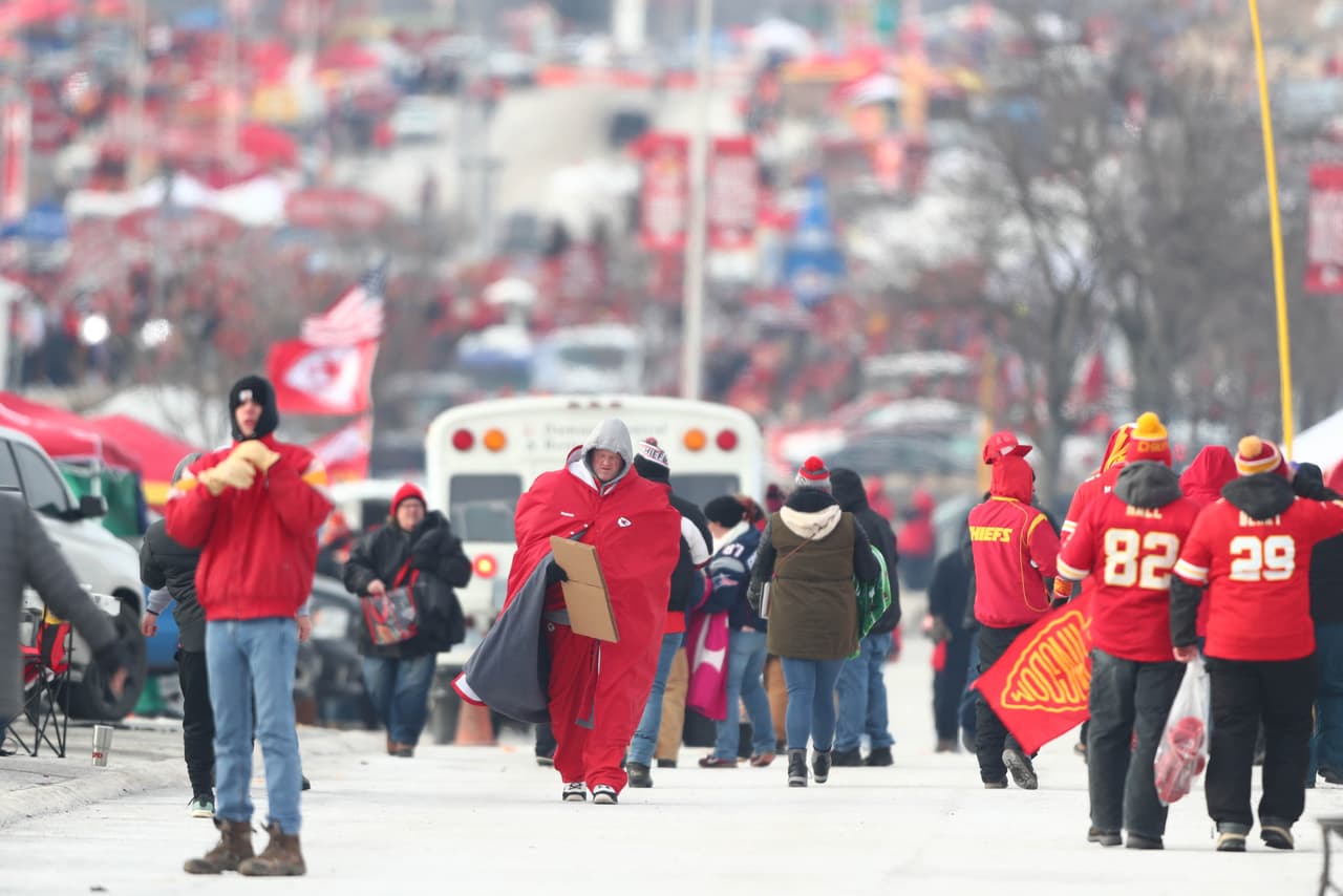 En las afueras de Arrowhead Stadium se reunieron los fanáticos de los Chiefs para entrar en calor antes de la Final de la AFC.