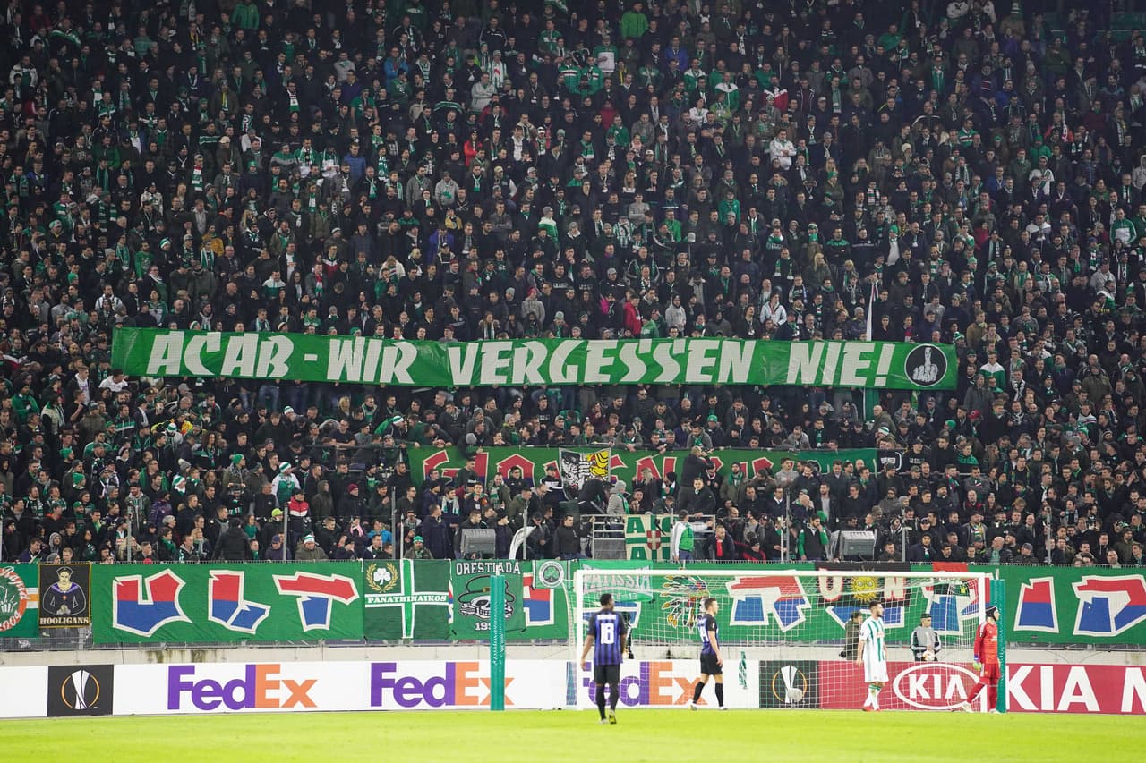 En el estadio del Rapid Viena se vivió una emocionante atmósfera futbolera en un juego muy complicado ante el Inter de Milán. Los fanáticos locales se hicieron sentir con un mosaico precioso en honor al club, así como con banderas y cantos inagotables.