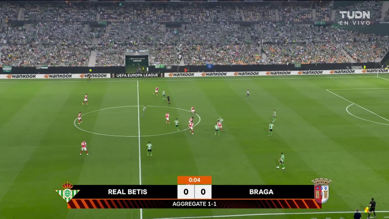 Arranca el partido y la pelota está en juego.