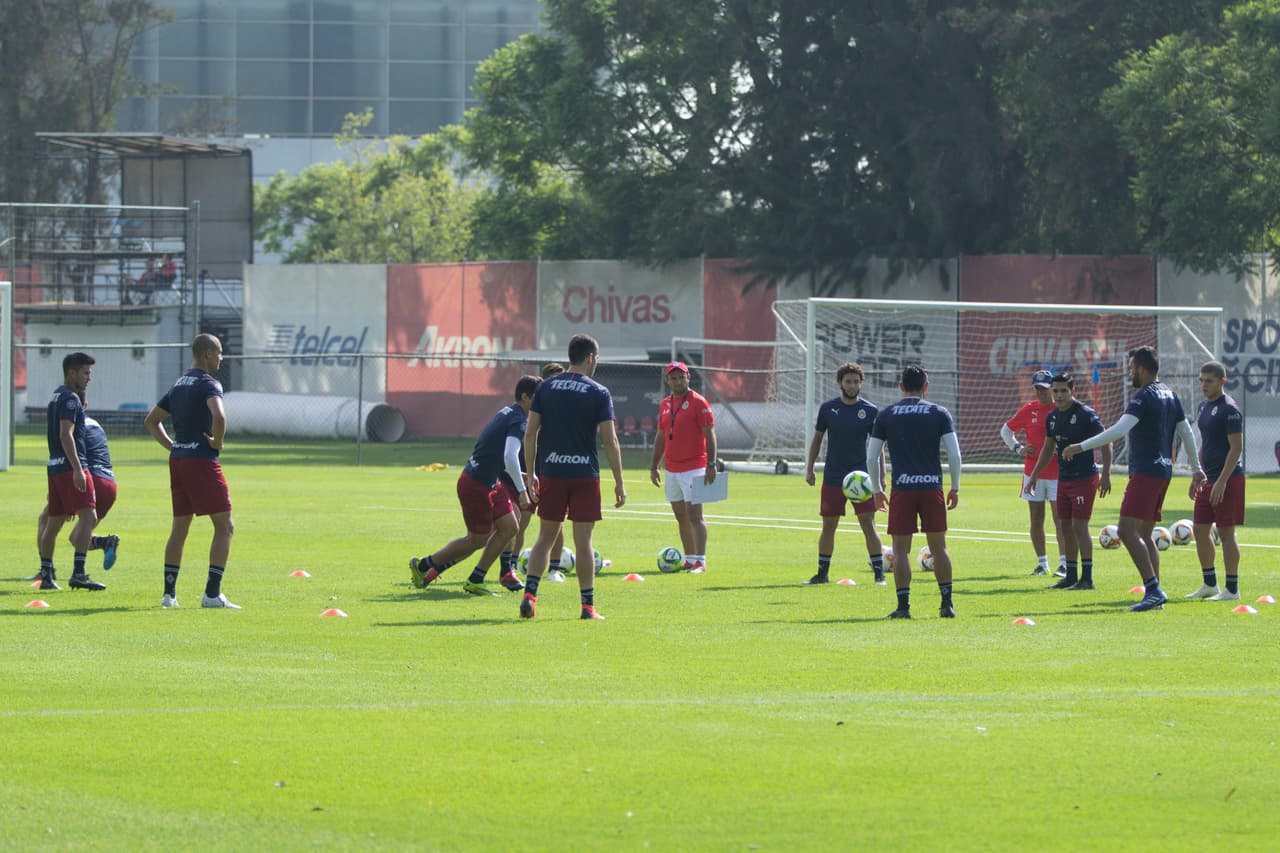 El entrenamiento de Chivas de Guadalajara estuvo marcado por el anuncio de que Oribe Peralta, goleador del gran rival América, será parte de la plantilla para el Apertura 2019.