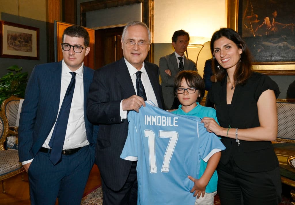 Los jugadores de la Lazio fueron recibidos en el Capitolio por la alcaldesa de la ciuda de Roma, la señora Virginia Raggi, para homenajear al equipo de la capital italiana por su éxito del pasado 15 de junio, cuando conquistaron la edición 2019 de la Coppa Italia, al vencer 2-0 al Atalanta y con lo que se clasificaron a la fase de grupos de la UEFA Europa League 2019-20. Además de la alcaldesa Raggi, estuvieron el presidente del equipo, Claudio Lotito, el técnico Simone Inzaghi, y todos los jugadores de la plantilla de las Águilas. Incluso hasta la emplumada mascota estuvo presente.