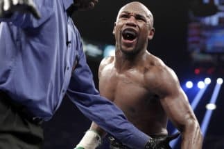 Floyd Mayweather Jr. se sorprende al ver que una mujer no lo conoce.