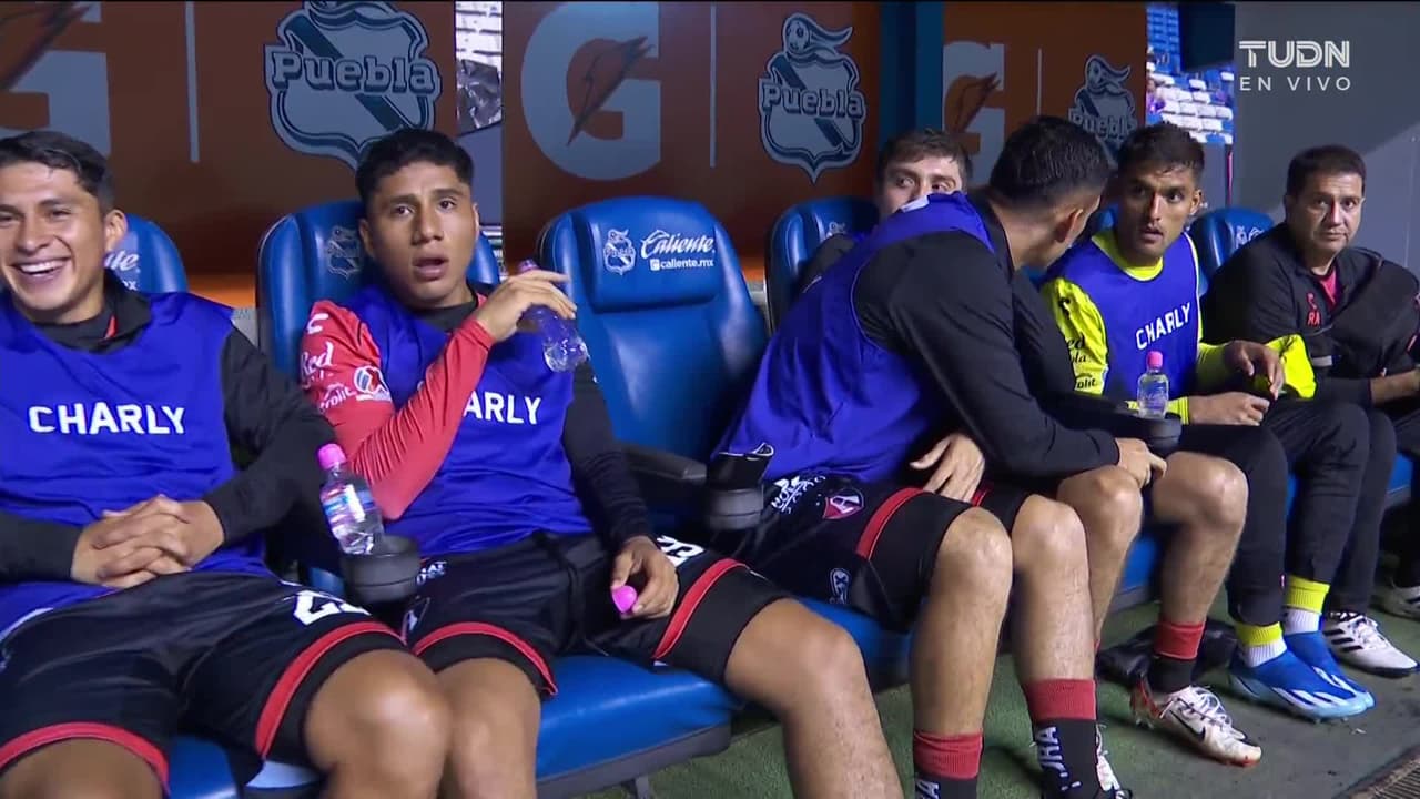 Arranca el partido y la pelota está en juego.