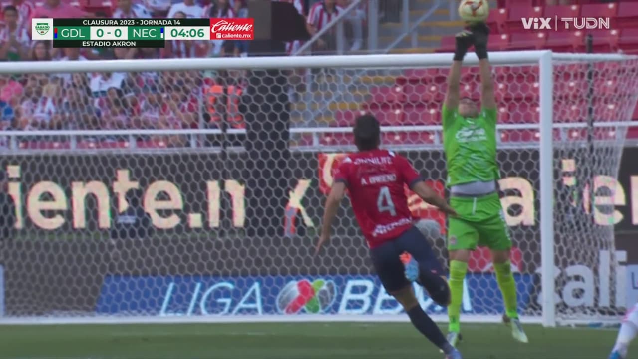 ¡Vaya susto! Batallini se roba el balón, pero el ‘Wacho’ detiene su remate