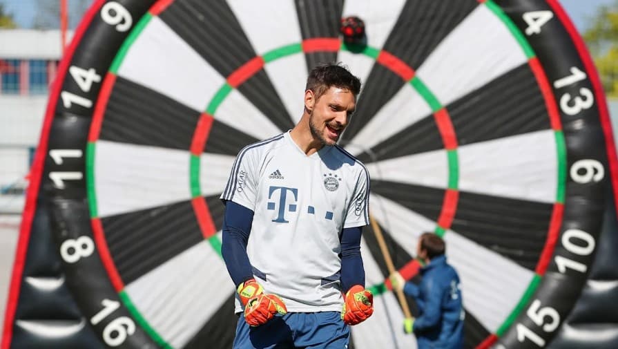 El equipo divido en seis grupos realiza ejercicios de coordinación, carreras de relevos, actividades con pelotas y anillos y, lo mejor, ¡un tiro al blanco gigante!