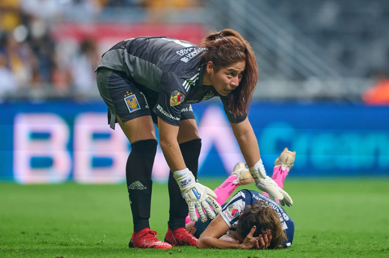 Antes de la media hora de juego, Rayadas se quedaba sin Christina Burkenroad por un choque de cabezas; la futbolista tuvo que salir al no sentirse bien.