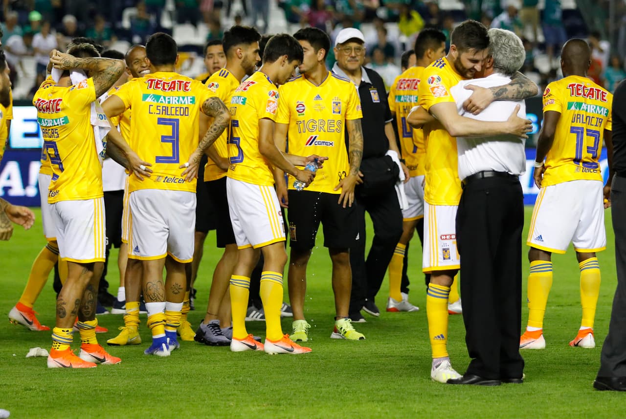 ¡Tigres se proclama Campeón del fútbol mexicano! Los felinos regiomontanos cosecharon su séptimo título de la Liga MX y se cuelan, aunque muchos se sigan negando a aceptarlo, entre los grandes del balompié azteca. Luego de superar en una Final de un solo gol a los Esmeraldas del León, así se dieron los festejos de los Tigres en patio ajeno, imágenes para el recuerdo y que hay que darse un tiempo para echarles un ojo, sobre todo la fiel afición de los felinos regios.