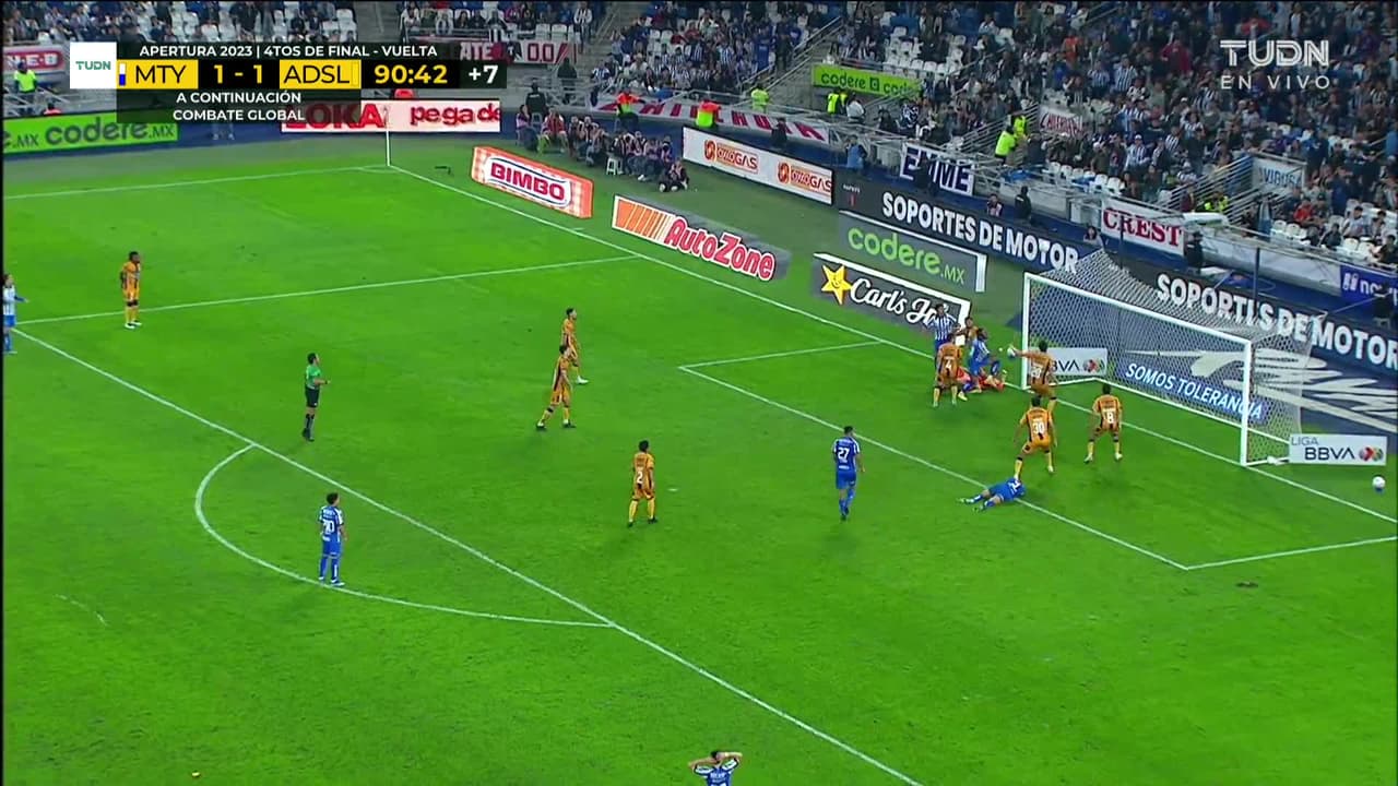 ¡CERCA! Rodrigo Aguirre disparó que se estrella en el poste.