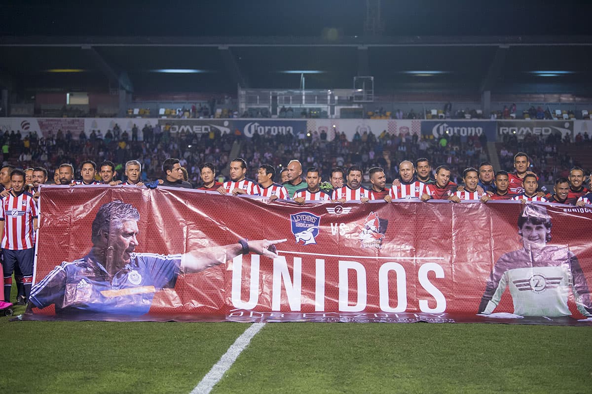 Por una sola causa, los jugadores de las Leyendas de Guadalajara y Generación Dorada 99 del Atlas se enfrentaron en un partido benéfico.