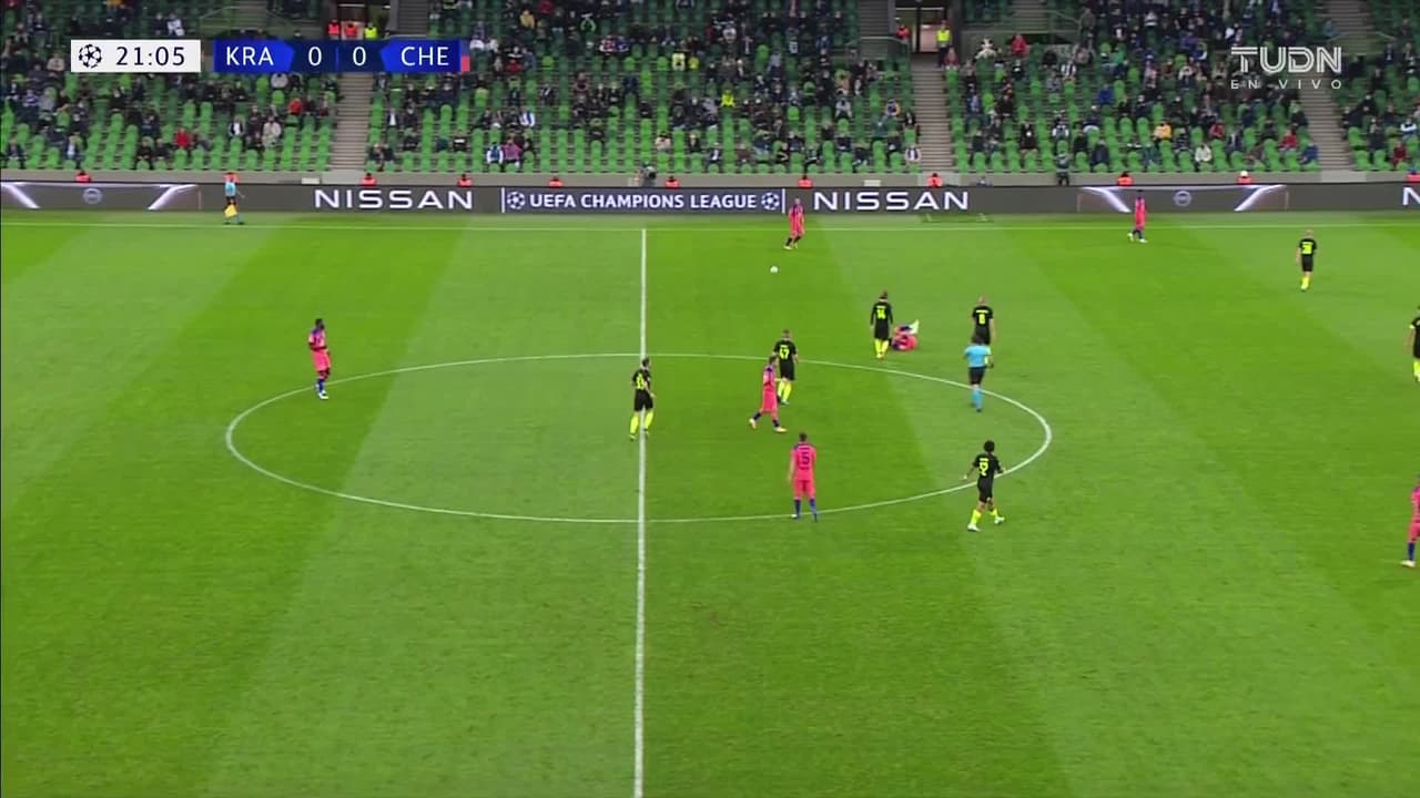 Tarjeta amarilla. El árbitro amonesta a Kristoffer Olsson de FK Krasnodar