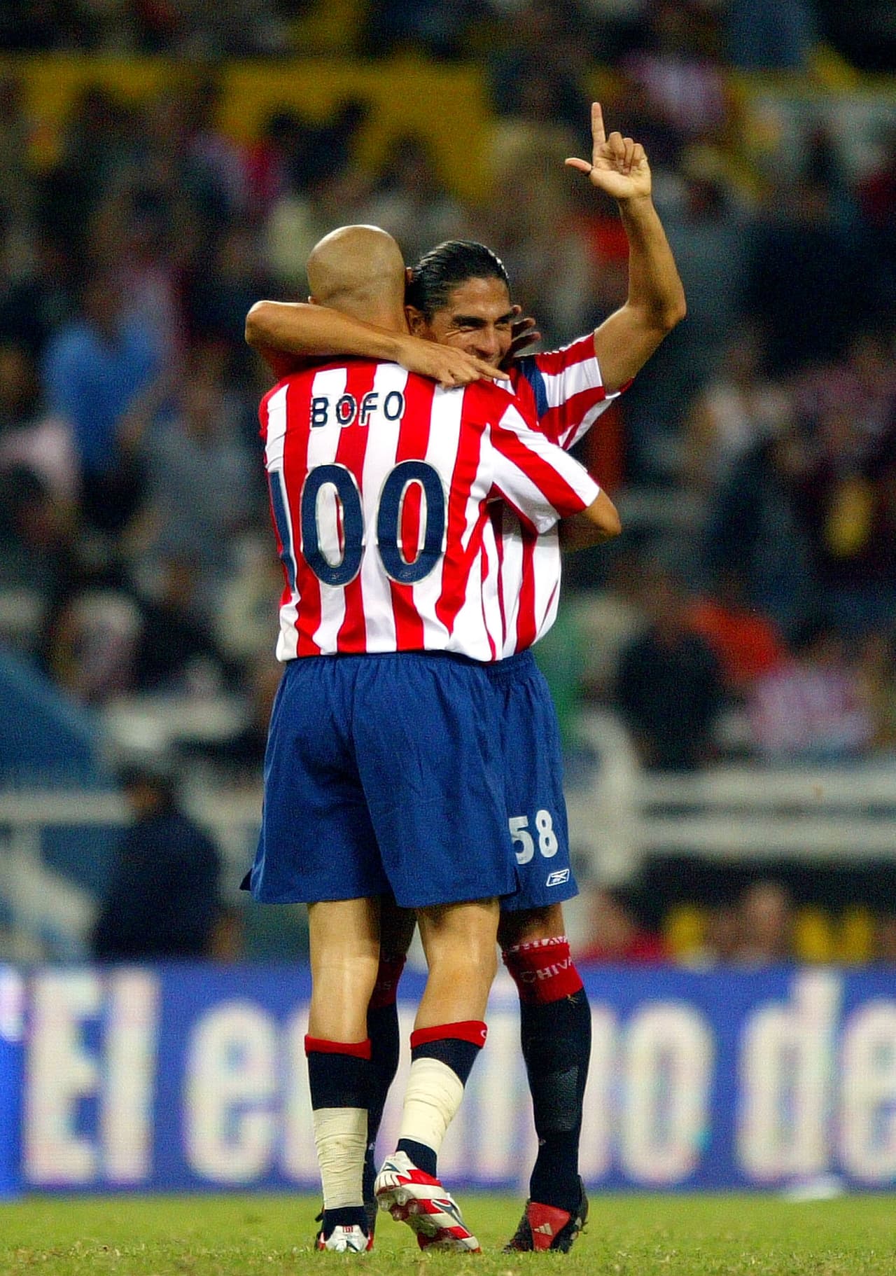 Adolfo
<i>Bofo </i>Bautista llevó el 100 en su espalda en el centenario de las Chivas de Guadalajara durante toda la temporada.