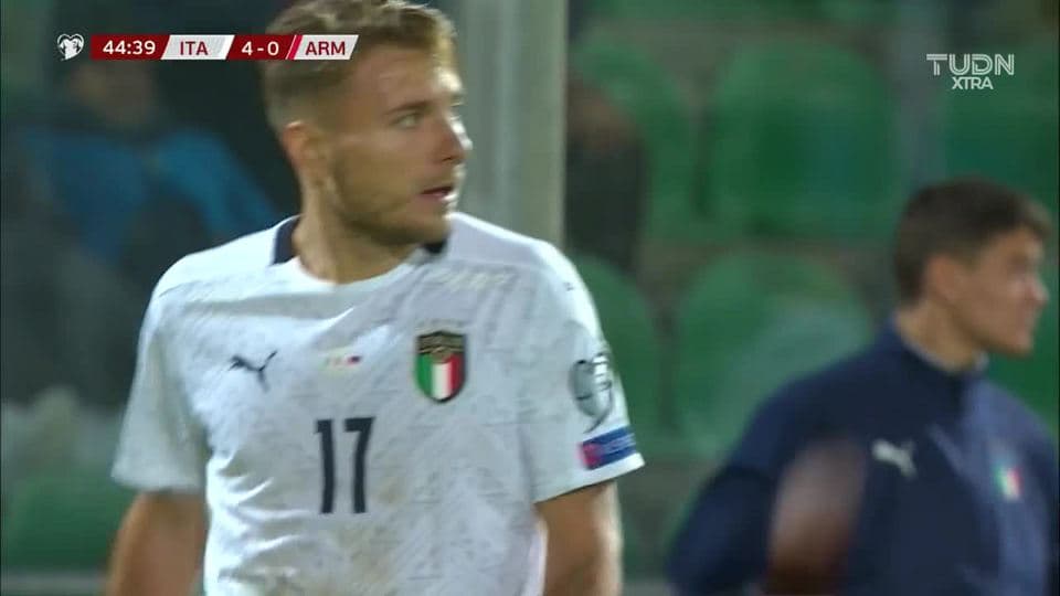 ¡CERCA!. Ciro Immobile disparó que se estrella en el poste.