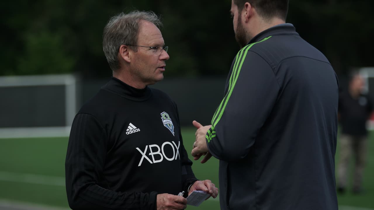 Tranquilo, amable, este es Brian Schmetzer, nacido y criado en Seattle, una institución dentro del club, donde ha sido jugador, asistente y ahora entrenador.