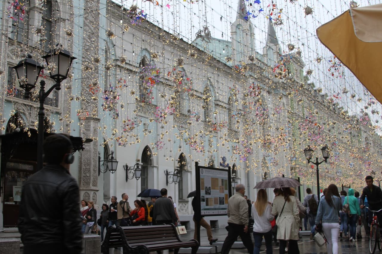 La calle peatonal Nikolskaya fue uno de los más grandes centros de reunión de aficionados de muchos países en el arranque del Mundial. En ella es común escuchar gritos, cánticos y porras en todos los idiomas de los países participantes, enmarcados por su iluminación en un entramado que cuelga sobre los visitantes.