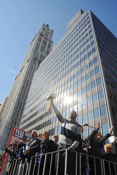 Justin Tuck no perdía la oportunidad de mostrar por todo lo alto el Trofeo Lombardi ante la algarabía de los fanáticos en el distrito financiero.