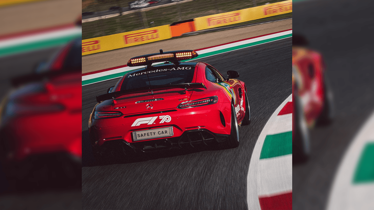 El carro de seguridad de Mercedes Benz se pinta de rojo en honor a las 1000 carreras de Ferrari para el Gran Premio de la Toscana que se correrá en el Circuito Mugello. Bernd Maylander es el piloto de este carro.