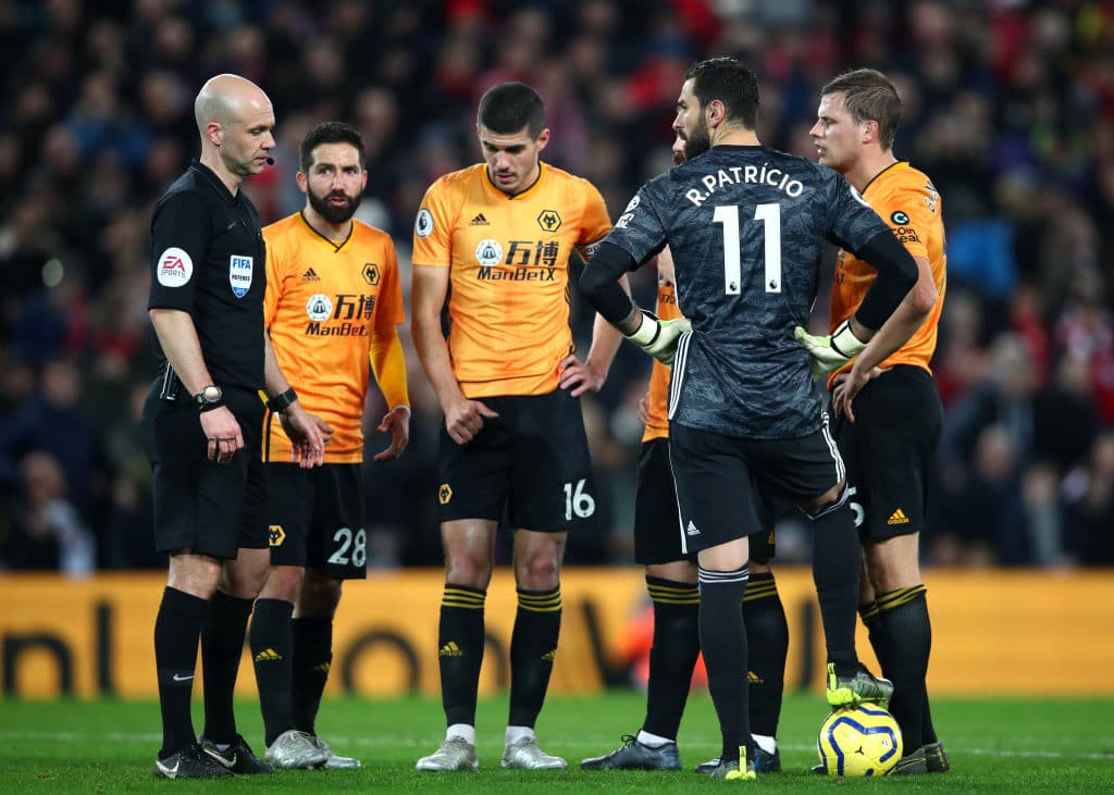 Adam Lallana asistió a Sadio Mané para el triunfo del Liverpool 1-0 sobre el Wolverhampton, a quien el VAR le anuló un gol por fuera de lugar.