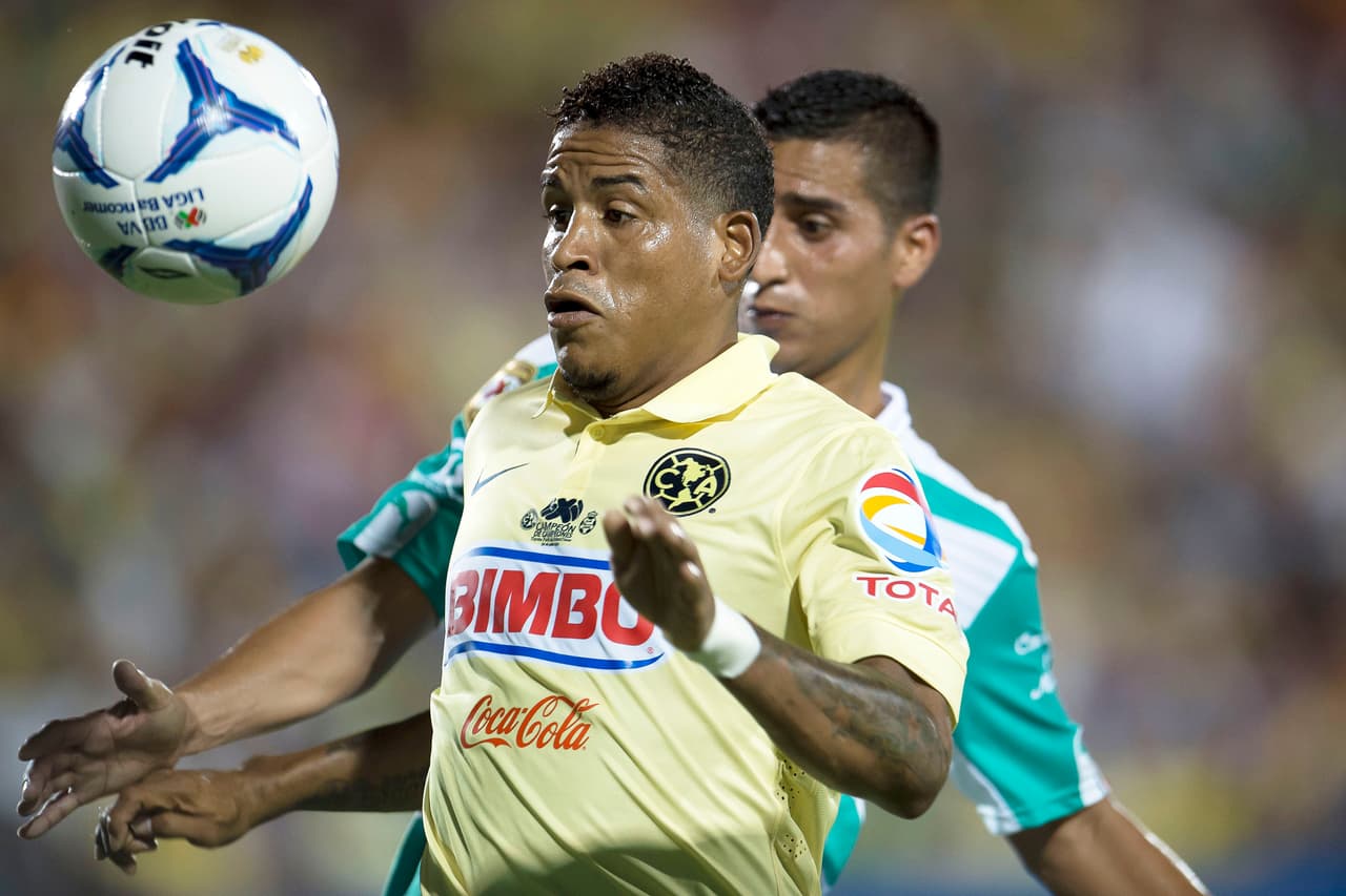 En el segundo tiempo América intentó por todos lados meter gol.