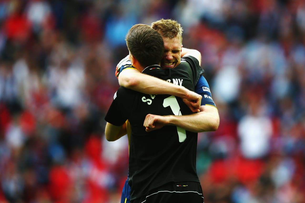 Los Gunners destrozaron al Aston Villa para alzar la Copa de Inglaterra.