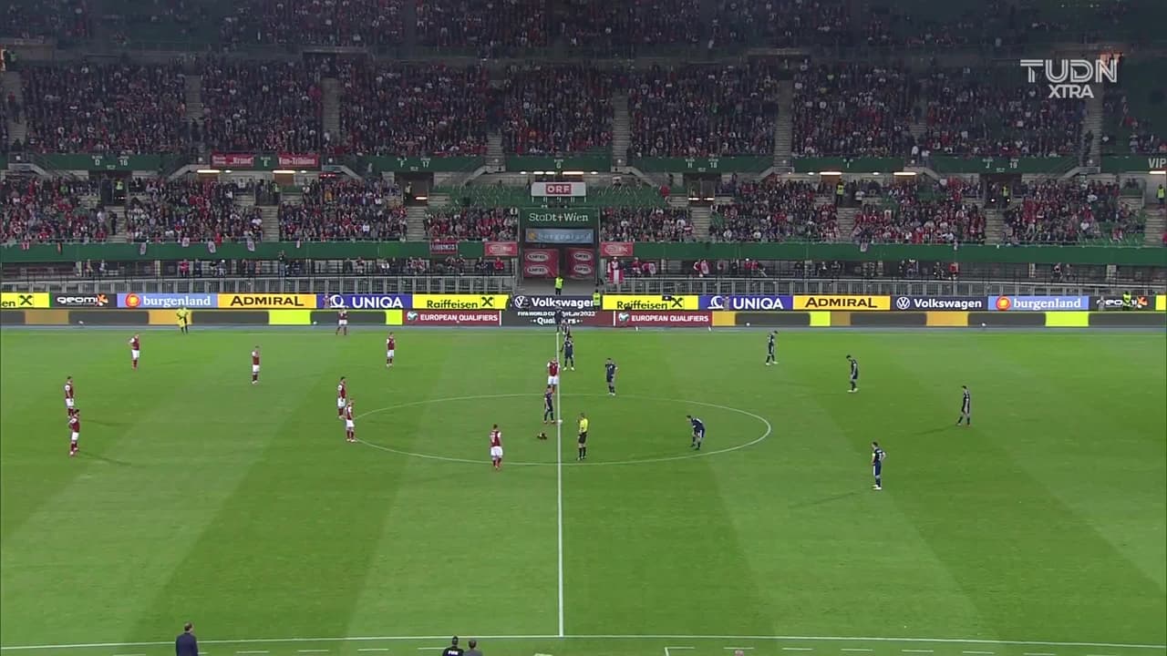 Arranca el partido y la pelota está en juego.