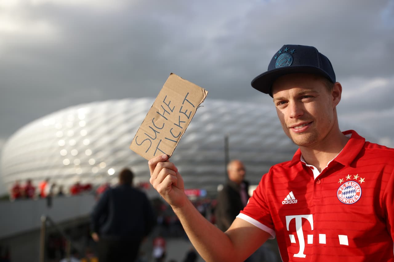 La fiesta de los fanáticos está vestida de color, alegría, compromiso y pasión en este duelo de ida de la semifinal de Championes League entre Bayern Munich y Real Madrid en Alemania.