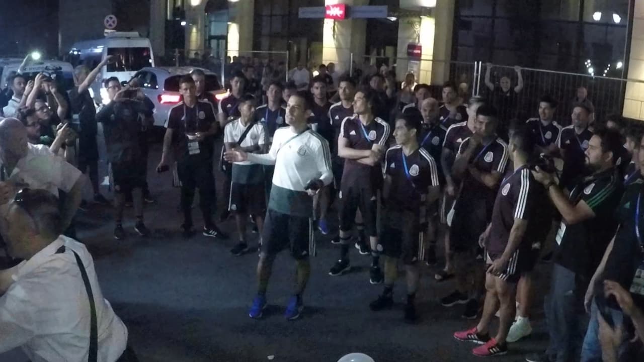 El Tri recibió y agradeció breve ‘serenata’ en Rostov