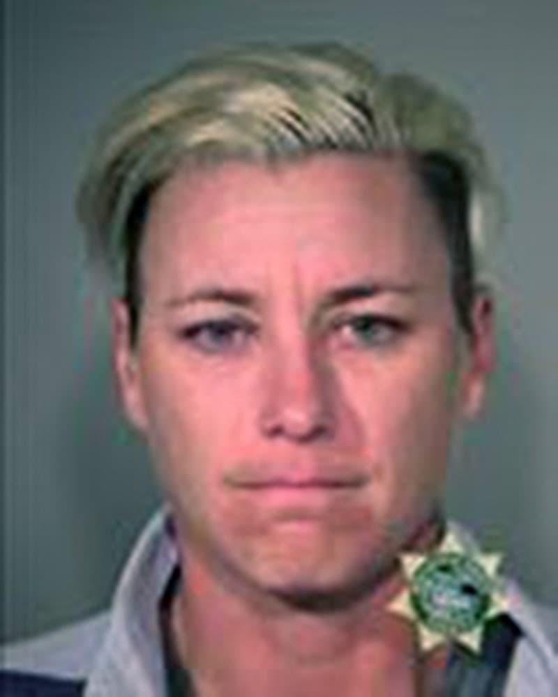 La campeona mundial de fútbol soccer con Estados Unidos, Abby Wambach, fue acusada de DUI en Portland, Oregon, en 2016. Se declaró culpable y ofreció disculpas públicamente.
