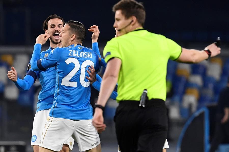 Napoli pierde ante Granada y queda fuera de la UEFA Europa League. El partido terminó con un marcador global 2-3 a favor de los rojiblancos. Zielinzki y Rui Peña anotaron para los de Gattuso, pero el tanto de Montoro sentenció la tarde para los 'gli azzurri'; Hirving Lozano no tuvo participación por lesión.