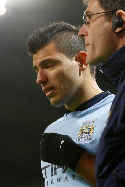 El delantero argentino del Manchester City Sergio Agüero, máximo goleador de la liga inglesa, se marchó lesionado a los cinco minutos de juego del encuentro ante el Everton. El internacional albiceleste sufrió un golpe en la rodilla izquierda y salió del terreno de juego acompañado del personal médico. Agüero tardó unos minutos en comprobar que no podía seguir jugando y no pudo contener las lágrimas al abandonar el césped del Etihad Stadium.