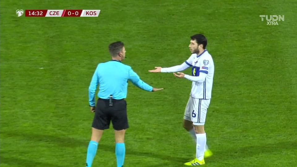 Tarjeta amarilla. El árbitro amonesta a Anel Rashkaj de Kosovo