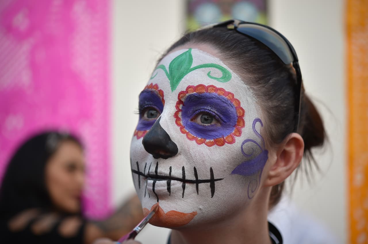 Los disfraces típicos de la tradicional celebración del Día de los Muertos se tomó la previa del Gran Premio de México en la Fórmula 1, con un colorido que le dio un condimento especial.