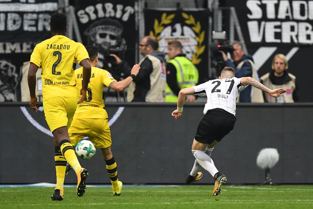 Con la confianza en alto, el segundo gol, el del empate, llegó al minuto 23 del segundo tiempo por medio de Marius Wolf, para poner el 2-2.