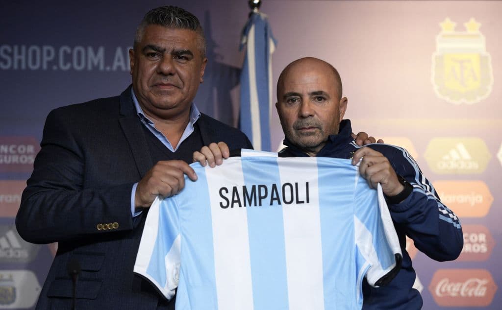 Claudio Tapia, presidente de la Asociación Argentina de Fútbol (izq), y Jorge Sampaoli.