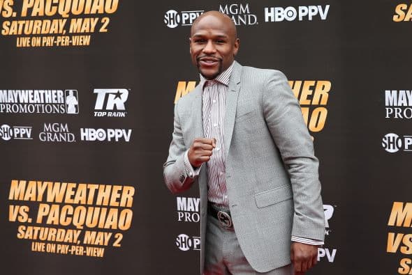 Floyd Mayweather firma sus contratos con oro
