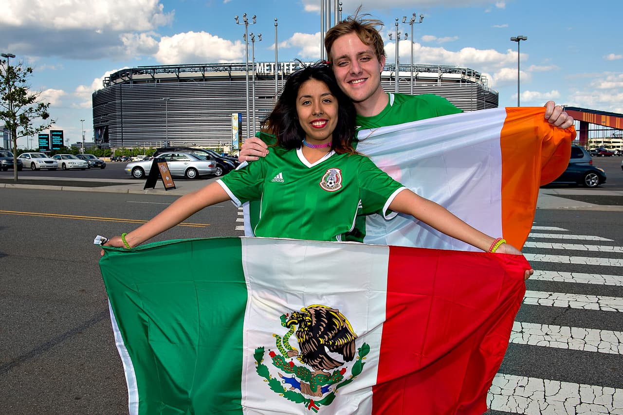 Cuernos, máscaras de lucha libre, maquillaje, banderas y disfraces fue sólo un poco del folclor vivido durante el partido amistoso del Tri.
